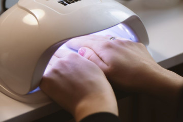 Đèn hơ gel có gây hại da tay không?