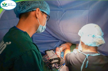Bé trai bại não tự bước đi: Phép màu từ bàn tay bác sĩ Việt