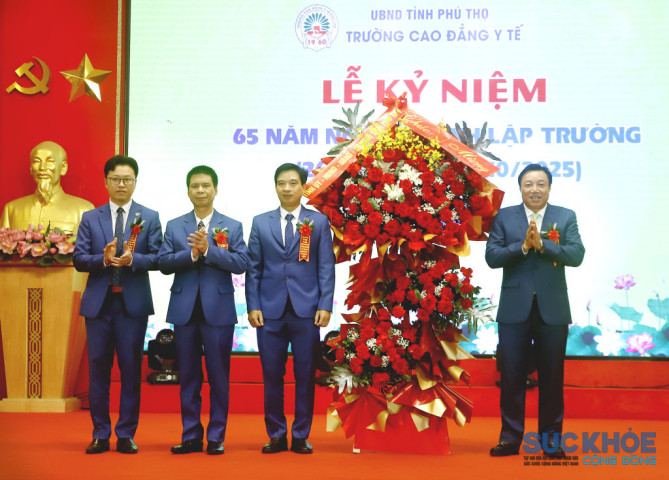 Phó Chủ tịch tỉnh Phú Thọ Nguyễn Huy Ngọc chúc mừng 65 năm Trường Cao đẳng Y tế Phú Thọ