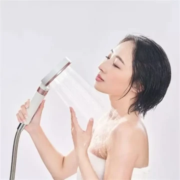 Nên tắm bằng vòi hoa sen hay tắm bồn?