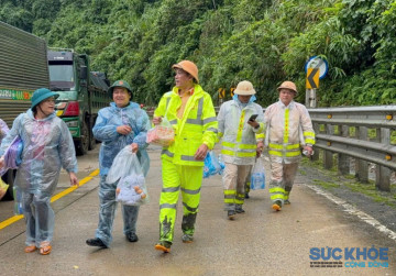 Quảng Ngãi: Công an tiếp tế lương thực cho các tài xế kẹt xe do sạt lở trên đèo Lò Xo