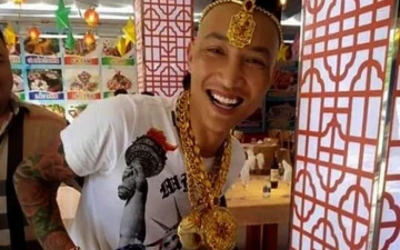 Huấn Hoa Hồng là ai mà lại bất ngờ được réo tên trên mạng xã hội?