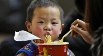 “Vương quốc mì ăn liền” và nỗi lo dinh dưỡng trẻ em Việt Nam