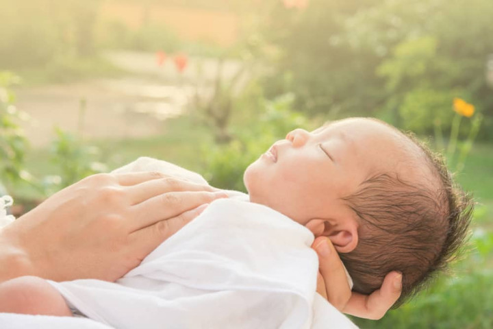 Tắm nắng cho trẻ thế nào trong mùa lạnh?