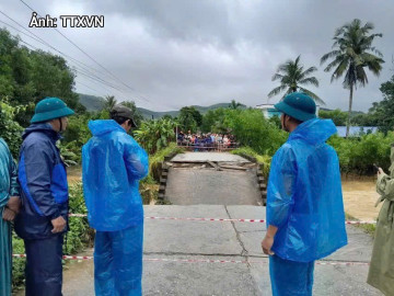 Sập cầu Cây Sung, hàng nghìn người dân Quảng Ngãi bị cô lập do mưa lũ