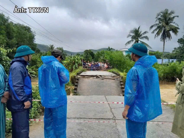 Sập cầu Cây Sung, hàng nghìn người dân Quảng Ngãi bị cô lập do mưa lũ