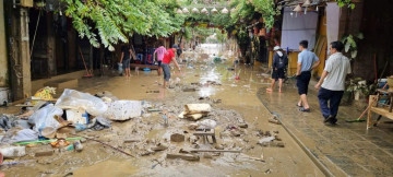 Đà Nẵng khẩn trương khử khuẩn sau lũ, ngăn nguy cơ bùng phát dịch bệnh