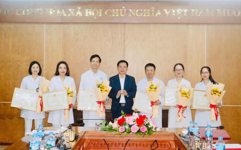 Sở Y tế Bắc Ninh Khen thưởng đột xuất cho kíp bác sĩ giành giật sự sống cho sản phụ