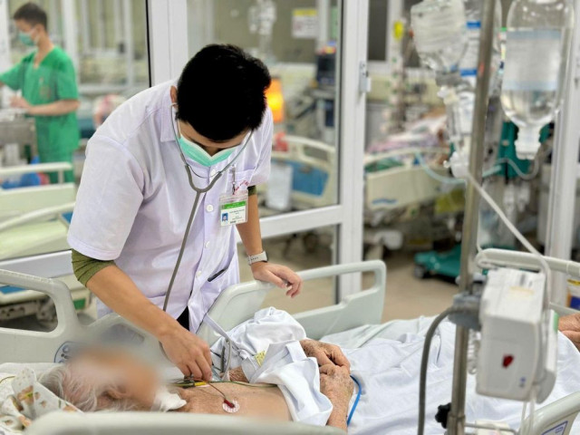 Hàng loạt bệnh lý bùng phát ở người cao tuổi mùa lạnh