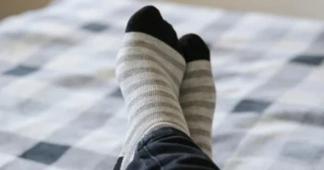 3 mẹo đi tất giúp ngủ ngon hơn