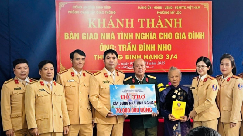 Công an Ninh Bình bàn giao nhà nghĩa tình cho gia đình chính sách