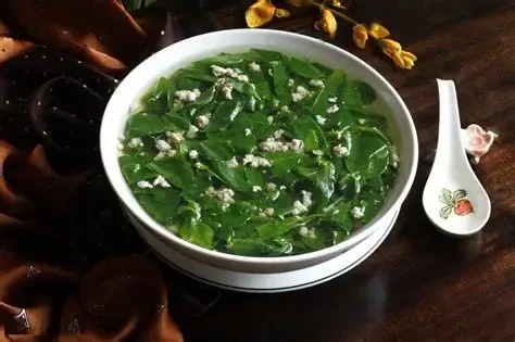 Tại sao nên vò rau ngót trước khi nấu?