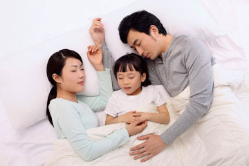 Những lợi ích khi cho trẻ ngủ chung với ba mẹ