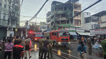 Cháy lớn tại căn nhà 4 tầng sát chợ Đầm, Nha Trang