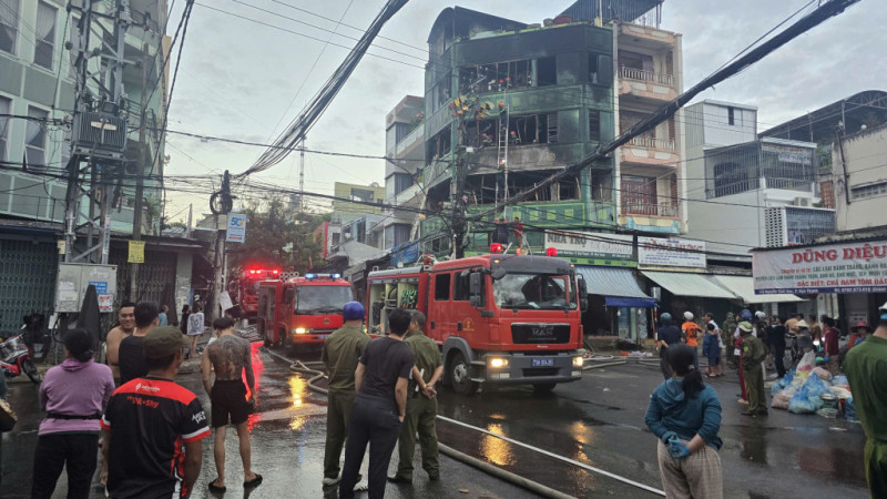 Cháy lớn tại căn nhà 4 tầng sát chợ Đầm, Nha Trang