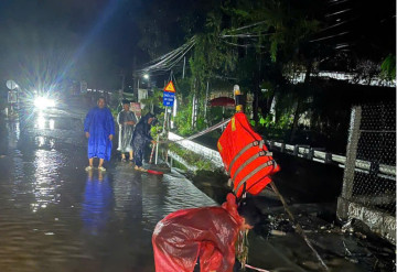 Khánh Hòa: Mưa lớn gây ngập đường sắt khiến nhiều chuyến tàu phải dừng chạy