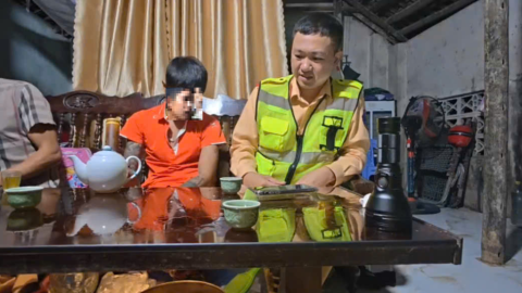 Cảnh sát giao thông phản ứng nhanh, cứu kịp thời người đàn ông định nhảy cầu tại Thanh Hoá