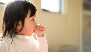 Trị thói xấu mút tay, bứt tóc, ngoáy mũi… cho trẻ