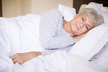 Những thói quen nhỏ giúp người lớn tuổi ngủ ngon hơn