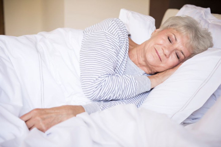 Những thói quen nhỏ giúp người lớn tuổi ngủ ngon hơn