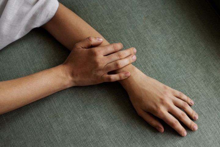 Vì sao nhiều người hay tê tay chân vào buổi sáng
