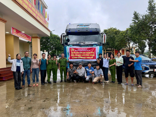 Những chuyến xe ấm áp nghĩa tình của Công an Đắk Lắk trong mùa lũ dữ
