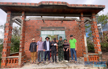 Ban Nội chính Đắk Lắk và Tạp chí Sức Khỏe Cộng Đồng về với bà con vùng lũ