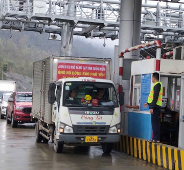 Xe cứu trợ miền Trung được ưu tiên: Hàng loạt trạm thu phí mở làn miễn phí