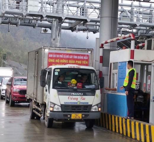 Xe cứu trợ miền Trung được ưu tiên: Hàng loạt trạm thu phí mở làn miễn phí