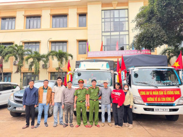 Đắk Lắk: Công an Krông Năng kịp thời cứu trợ vùng lũ
