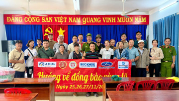 Những chuyến xe nghĩa tình đến miền Trung sau lũ dữ