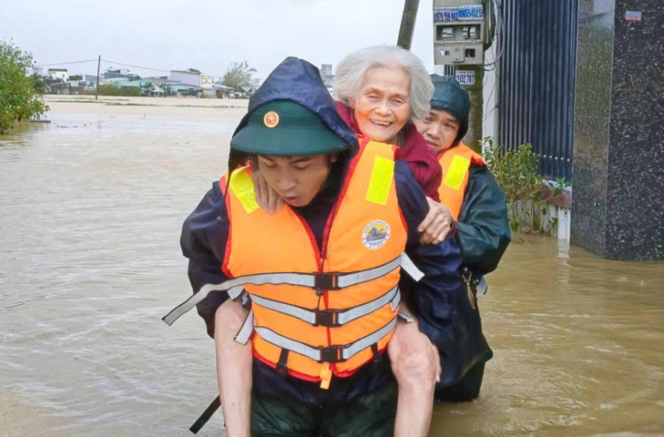 Bộ Y tế yêu cầu siết chặt phòng dịch, đảm bảo sức khỏe người dân vùng lũ