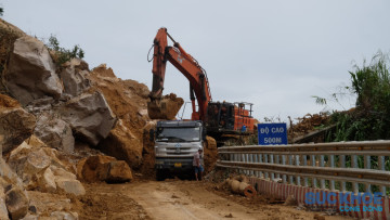 Nhiều công nhân ăn ngủ tại chỗ để đảm bảo thông tuyến đèo Khánh Lê