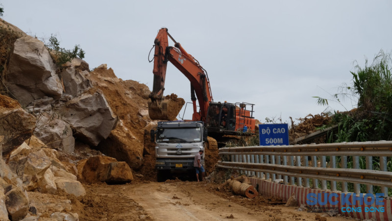 Nhiều công nhân ăn ngủ tại chỗ để đảm bảo thông tuyến đèo Khánh Lê
