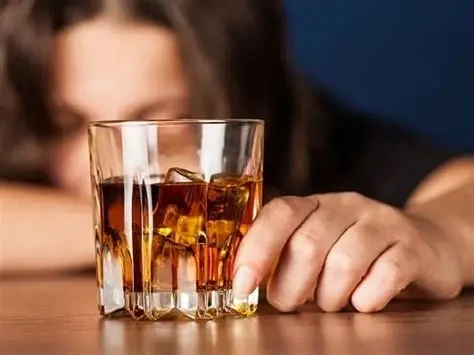 Tại sao da đổi màu sau khi uống rượu?