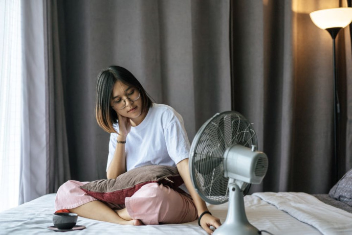 Dùng quạt thổi trực tiếp vào người khi ngủ có hại không?