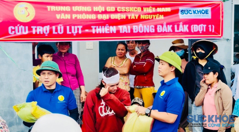 Ban Nội chính Tỉnh ủy Đắk Lắk cùng Tạp chí Sức khỏe Cộng đồng cứu trợ đồng bào vùng lũ