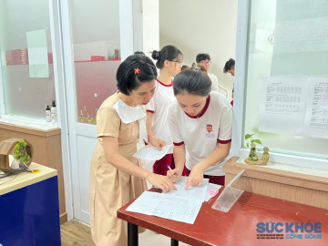 Trường Ischool Nha Trang trao tặng gần 400 bộ đồng phục cho học sinh vùng lũ