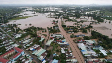 Mưa lớn gây lũ, Quốc lộ 1 qua Bình Thuận ngập hơn 2 mét, nhiều tàu thuyền bị cuốn trôi