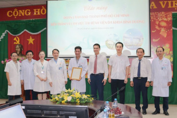 Khen thưởng ê-kíp nối lại bàn tay cho sản phụ