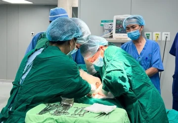 Sản phụ được "nuôi tạm" bàn tay ở cẳng chân đã sinh đôi an toàn