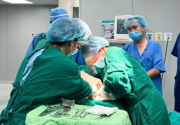 Sản phụ được "nuôi tạm" bàn tay ở cẳng chân đã sinh đôi an toàn