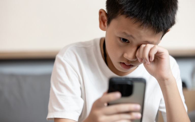 Vì sao mỏi mắt, đau đầu khi xem điện thoại?