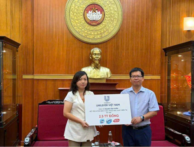 Unilever Việt Nam hỗ trợ người dân ứng phó và phục hồi sau bão lũ với tổng giá trị hơn 19 tỉ đồng