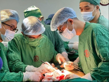 Báo động đỏ nội viện cứu sống nam thanh niên chấn thương tim nguy kịch