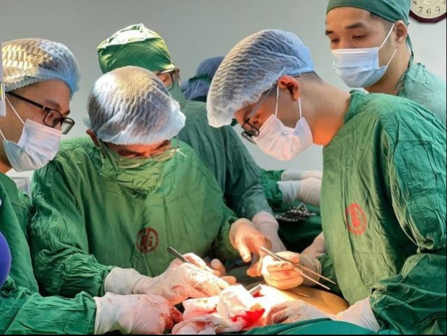 Báo động đỏ nội viện cứu sống nam thanh niên chấn thương tim nguy kịch