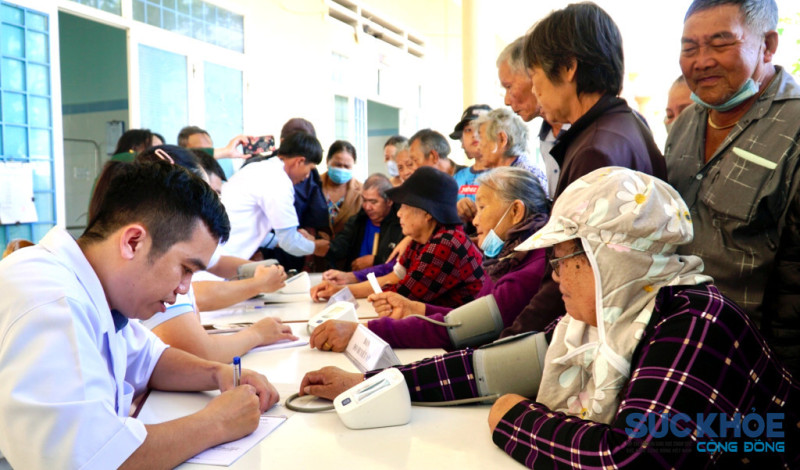 Gia Lai: Binh đoàn 15 chăm sóc sức khỏe cho người dân sau bão lũ