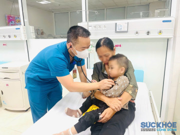 Bé trai 2 tuổi thoát nguy cơ thủng thực quản do nuốt pin cúc áo