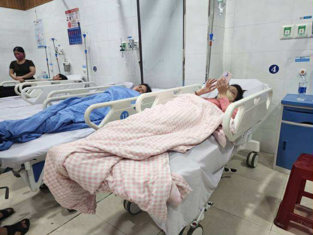 Nhiều người nghi ngộ độc, nhập viện sau khi ăn bánh mì H.V. ở Quảng Ngãi