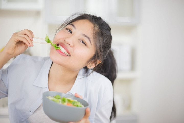 Thói quen ăn khiến mặt lệch